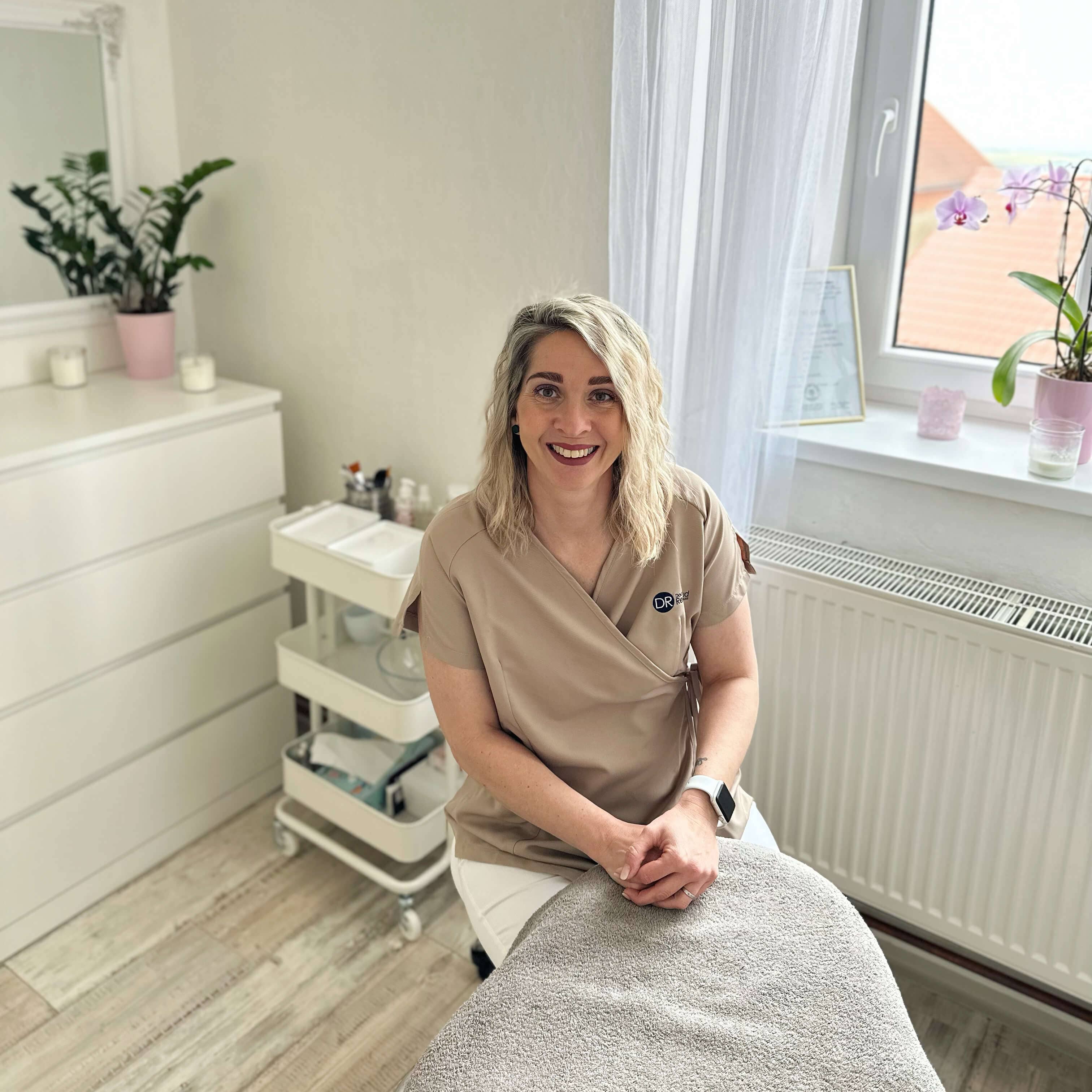 Dana Janoušová – kosmetička, Kosmetika pod hradem